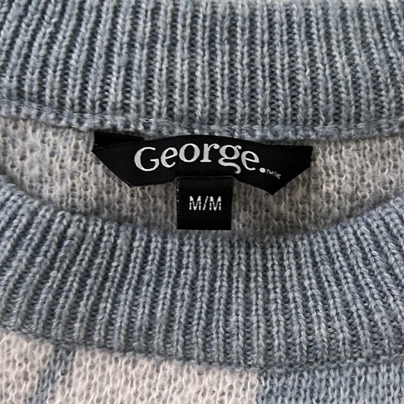 blue and white design sweater - Picture 3 of 3